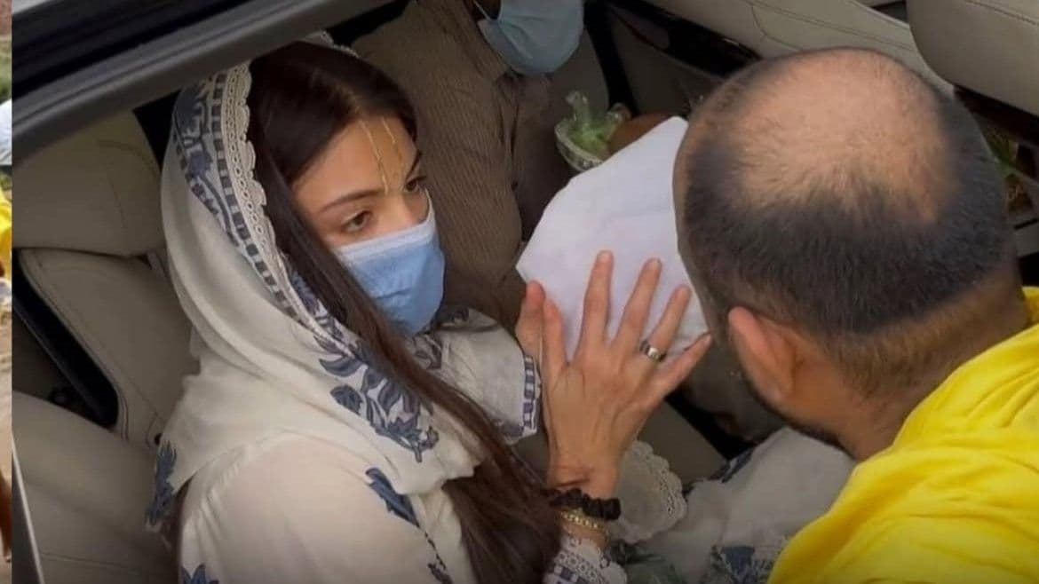 Virat Kohli And Anushka Sharma Visit Premanand Ashram
